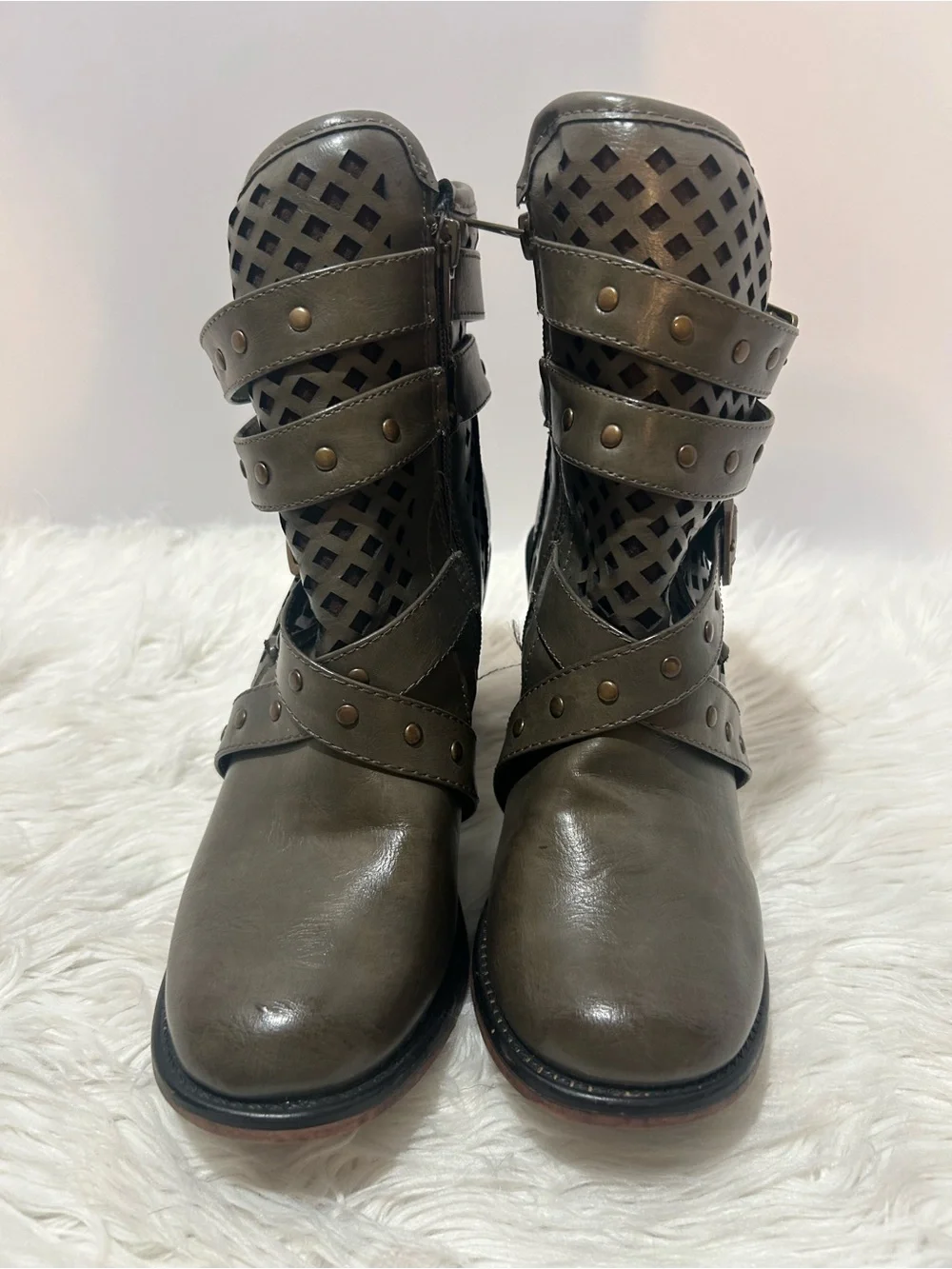 Pierre Dumas Sz 7 Women’s Gray Strap Ravenna Heel Booties